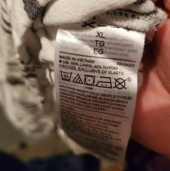 Old Navy Long-Sleeve Split-Neck Printed Poet Blouse for Women - Picture 3 of 3